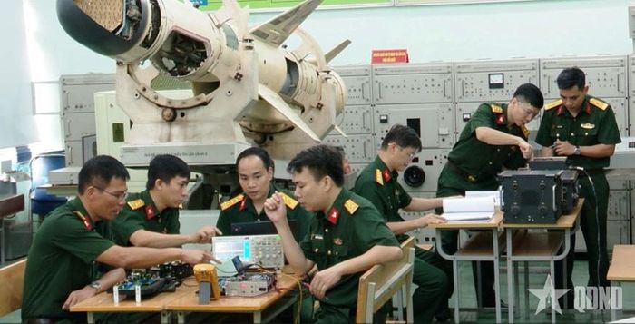 Cán bộ, giảng viên Viện Tên lửa và Kỹ thuật điều khiển (Học viện Kỹ thuật Quân sự) thực hành nghiên cứu khoa học. Ảnh minh họa: qdnd.vn