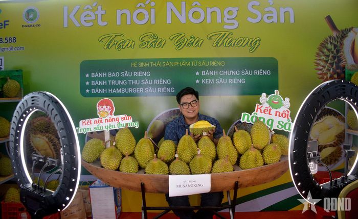 Livestream bán sầu riêng tại Phiên chợ Nông sản và Trái cây được tổ chức ở Hà Nội.
