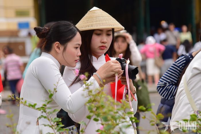 Nhiều bạn trẻ check-in trước Bưu điện TP Hồ Chí Minh. 