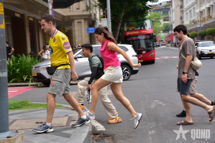 Du khách quốc tế đi bộ, dạo chơi tại khu vực trung tâm phường Sài Gòn. 