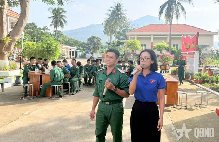 Giao lưu văn nghệ thắm tình quân dân giữa chiến sĩ Trung đoàn với đoàn viên, thanh niên địa phương. 