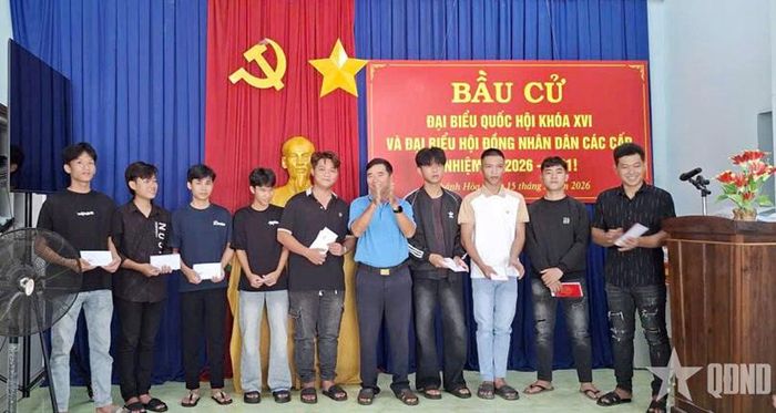 CCB Phương Thục trao quà tặng các thanh niên của địa phương trước khi lên đường nhập ngũ năm 2026.
