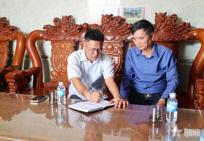 CCB Phương Thục (bên phải) trao đổi công tác Hội với đồng chí Nguyễn Xuân Tân, Chủ tịch Hội CCB xã Vạn Hưng.