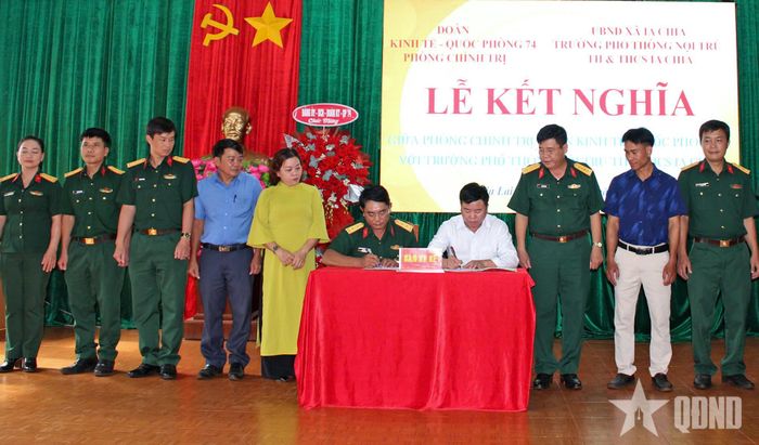 Phòng Chính trị (Đoàn Kinh tế - Quốc phòng 74) ký giao ước kết nghĩa với Trường Phổ thông nội trú liên cấp Tiểu học và THCS Ia Chia.