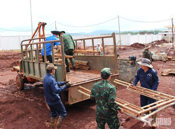 Đoàn Kinh tế - Quốc phòng 74 hỗ trợ thu gom vật chất tại Trường Phổ thông nội trú liên cấp Tiểu học và THCS Ia Chia.