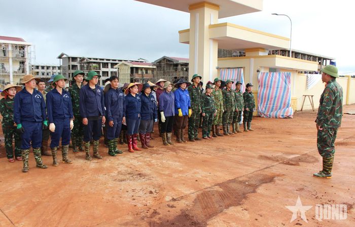Trung tá QNCN Nguyễn Văn Mai, Phó đoàn trưởng Đoàn Kinh tế - Quốc phòng 74 quán triệt, phân công lực lượng hỗ trợ nhà trường.