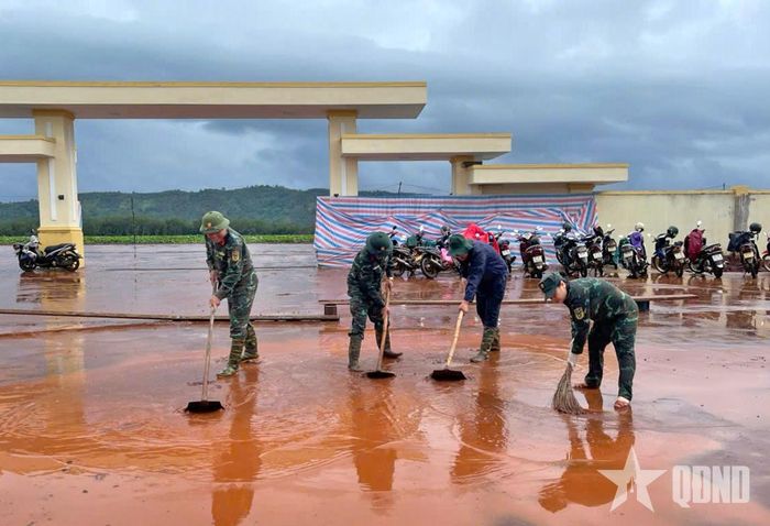 Đoàn Kinh tế - Quốc phòng 74 tổng dọn vệ sinh trường.