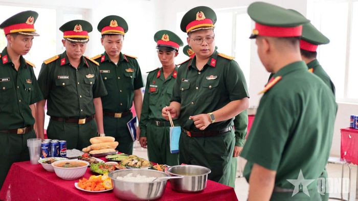 Kiểm tra công tác bảo đảm, tổ chức bữa cơm thân mật chào mừng Quốc khánh 2-9 cho cán bộ, chiến sĩ.  