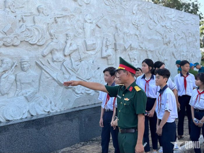 Học sinh Trường Trung học cơ sở Hưng Mỹ tham quan bức phù điêu tái hiện cuộc kháng chiến của quân và dân Cà Mau tại khu căn cứ Tỉnh đội Xẻo Trê. 