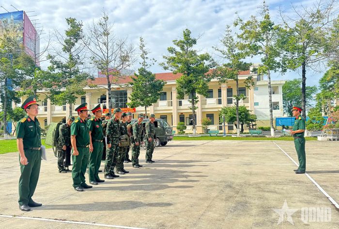 Chỉ huy Lữ đoàn kiểm tra khả năng SSCĐ của một phân đội thông tin. 