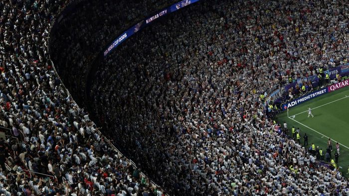 Hình ảnh Messi tiến về phía khán đài cổ động viên Argentina gây sốt tại World Cup 2026. Ảnh: Getty