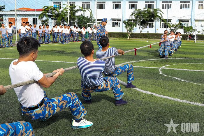  Các đội thi tranh tài ở nội dung kéo co. 