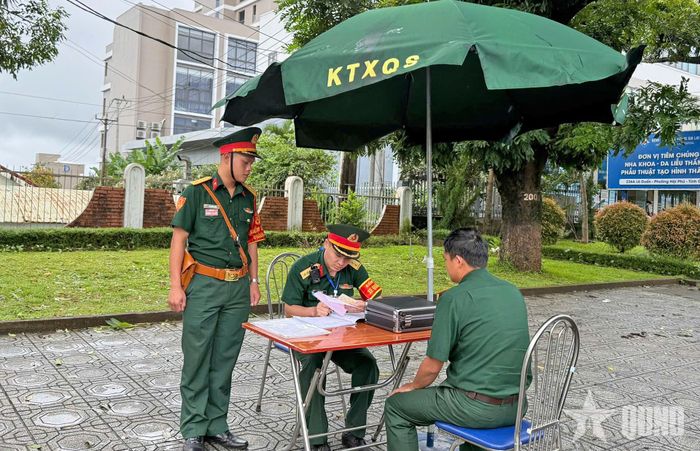 Tổ kiểm soát quân sự của Tiểu đoàn 27 (Bộ Tham mưu, Quân đoàn 34) kiểm tra giấy tờ của quân nhân. 