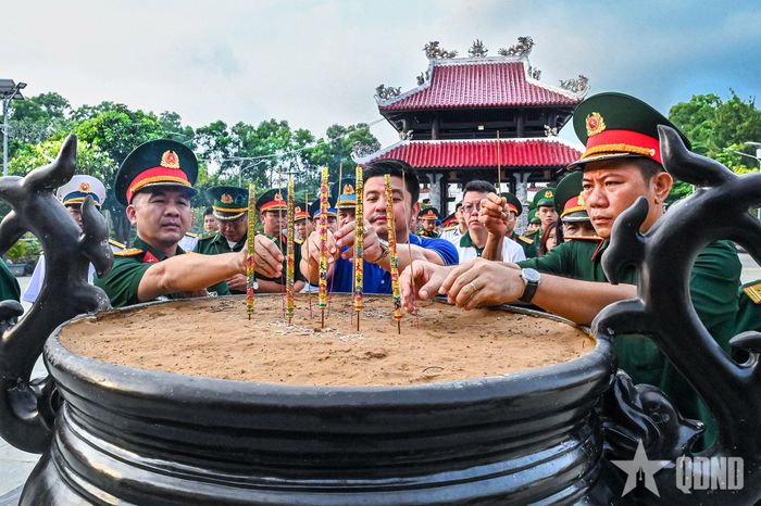 Dâng hương tưởng nhớ các anh hùng liệt sĩ, chiến sĩ cách mạng và đồng bào yêu nước đã hy sinh vì độc lập, tự do của Tổ quốc tại Nghĩa trang Hàng Dương (Côn Đảo). Ảnh: XUÂN CƯỜNG 