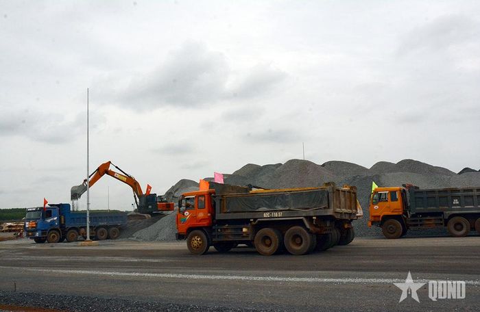 Các nhà thầu thi công các tuyến đường bên ngoài nhà ga sân bay Long Thành.
