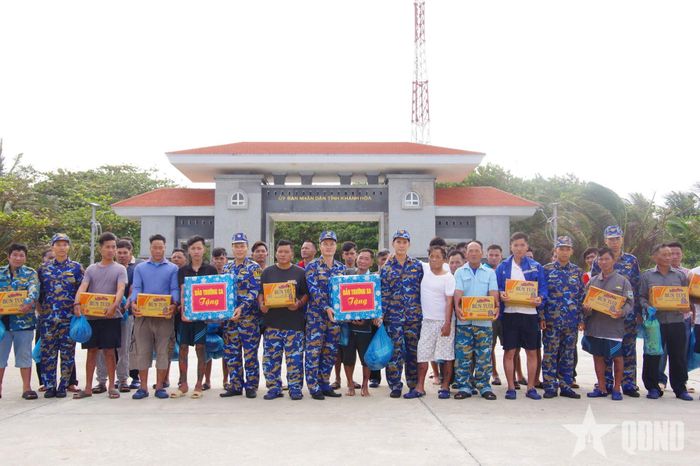  Cán bộ chiến sĩ đảo Trường Sa trao nhu yếu phẩm tặng ngư dân trước khi lên tàu trở về đất liền.