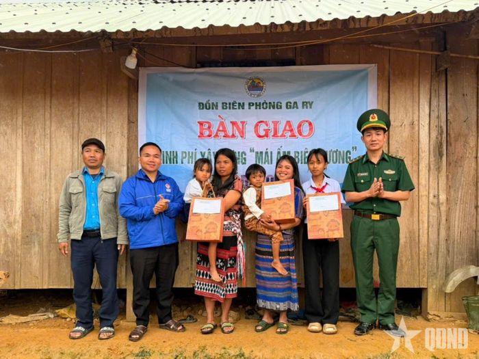  Đồn Biên phòng Ga Ry (Ban chỉ huy BĐBP TP Đà Nẵng) tặng quà ba chị em Hiên Thu, Minh Trang và Minh Tuấn trước thềm năm học mới.  