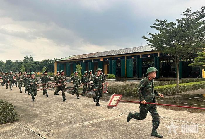 Cơ động xử lý tình huống chữa cháy tại Khu kỹ thuật.