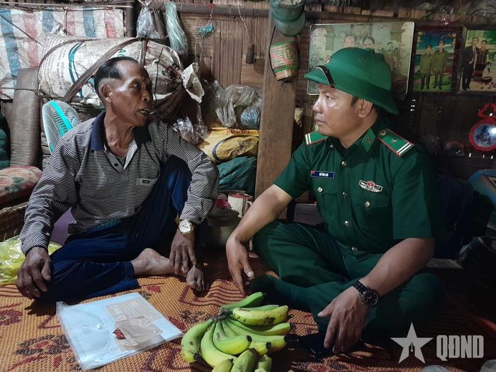  Ông Hồ Ca Đưng và cán bộ Đồn Biên phòng A Vao.  