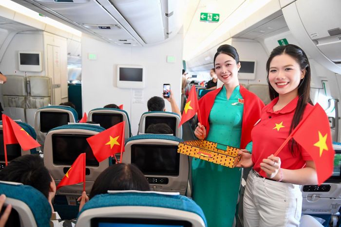  Những lá cờ Tổ quốc được trao tới hành khách trước khi chương trình âm nhạc bắt đầu.  