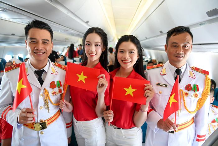  Cán bộ, chiến sĩ Đoàn Nghi lễ Quân đội cùng các thí sinh Hoa hậu Việt Nam và phi hành đoàn trên chuyến bay.