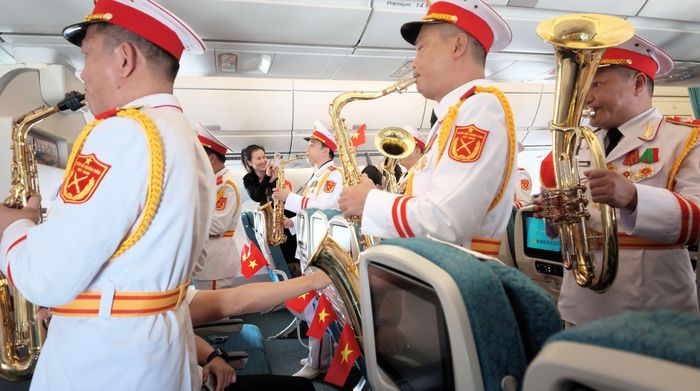  Hành khách hát theo giai điệu “Như có Bác trong ngày đại thắng”.