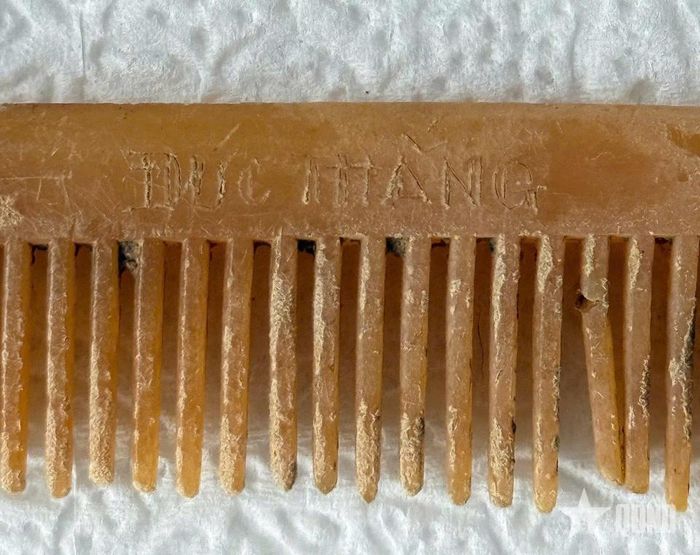Chiếc lượng có khắc dòng chữ “ĐỨC THẮNG” trong phần mộ liệt sĩ tại Nghĩa trang Liệt sĩ Ân Thạnh (thôn Thế Thạnh, xã Vạn Đức, tỉnh Gia Lai).