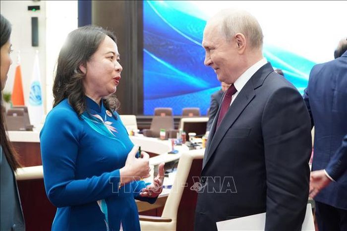  Phó chủ tịch nước Võ Thị Ánh Xuân trao đổi các vấn đề song phương với Tổng thống Nga Vladimir Putin. 