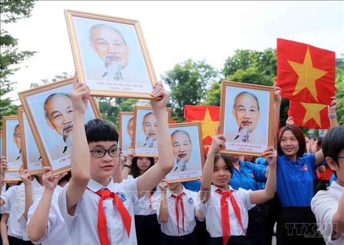 Các đoàn viên và đội viên đồng diễn tiết mục "Việt Nam ơi" tại Lễ chào cờ "Tôi yêu Tổ quốc tôi" 2025 cấp Trung ương.