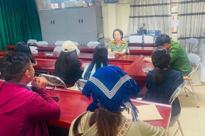Công an xã Trịnh Tường tuyên truyền cho các em học sinh và gia đình về các thủ đoạn lừa đảo của tội phạm.