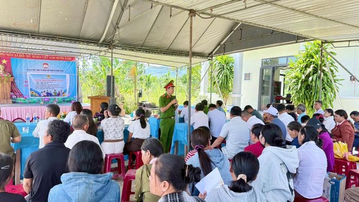Cán bộ Công an xã Sông Vàng tuyên truyền, phổ biến, giáo dục pháp luật về phòng, chống tội phạm cho nhân dân.