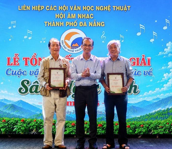 Chủ tịch Liên hiệp các Hội Văn học- Nghệ thuật TP Đà Nẵng Nguyễn Nho Khiêm trao giải Nhất cho các tác giả đạt giải.