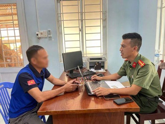 Công an xã Thiện Tín làm việc với đương sự.