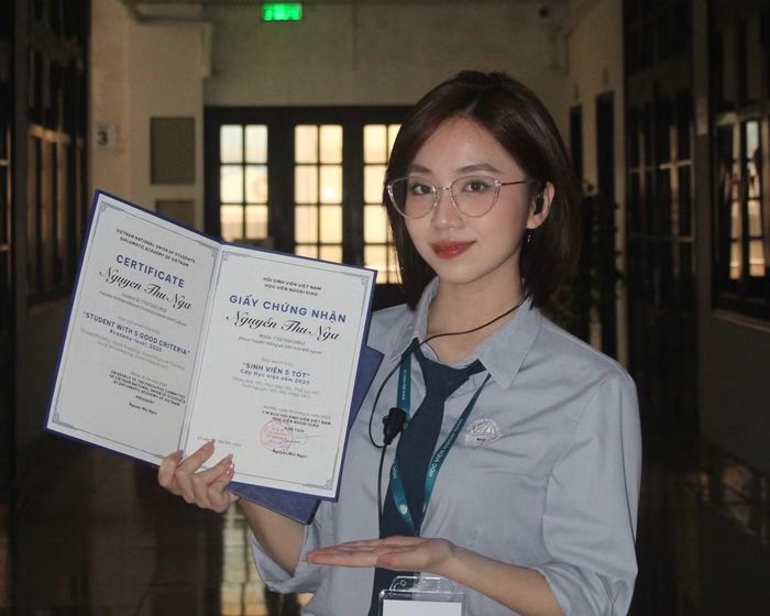 Tuổi trẻ Ngoại giao của Thu Nga được ghi dấu bởi danh hiệu “Sinh viên 5 tốt” cấp Học viện và nhiều giấy khen Sinh viên tiêu biểu trong hoạt động ngoại khóa khác.