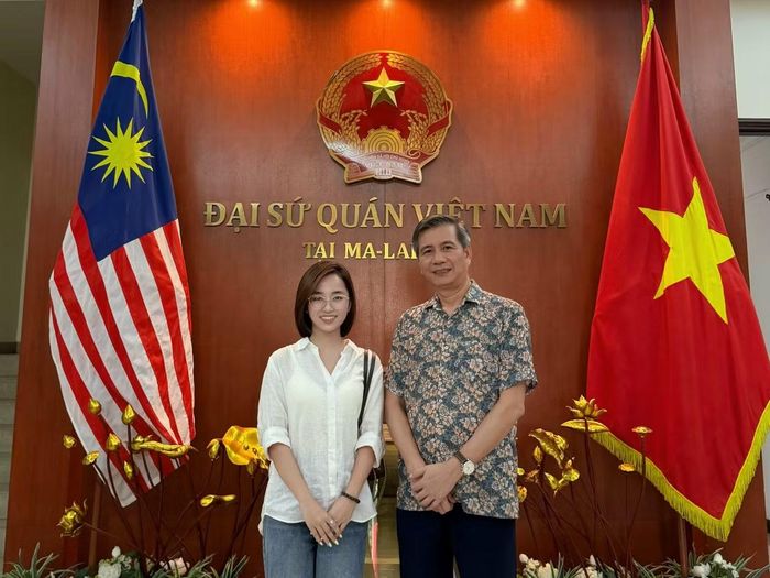 Nữ sinh có cơ hội trò chuyện cùng Đại sứ Đinh Ngọc Linh – Đại sứ Đặc mệnh toàn quyền Việt Nam tại Malaysia.