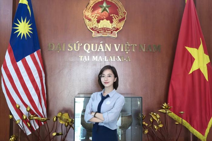 Thu Nga là một trong năm sinh viên của Học viện thuộc lứa thực tập đầu tiên tại Đại sứ quán.
