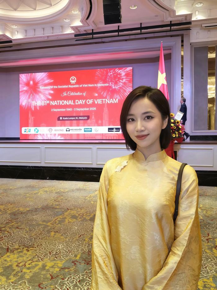 Thu Nga trong tà áo dài nhân ngày lễ lớn của dân tộc tại Kuala Lumpur.