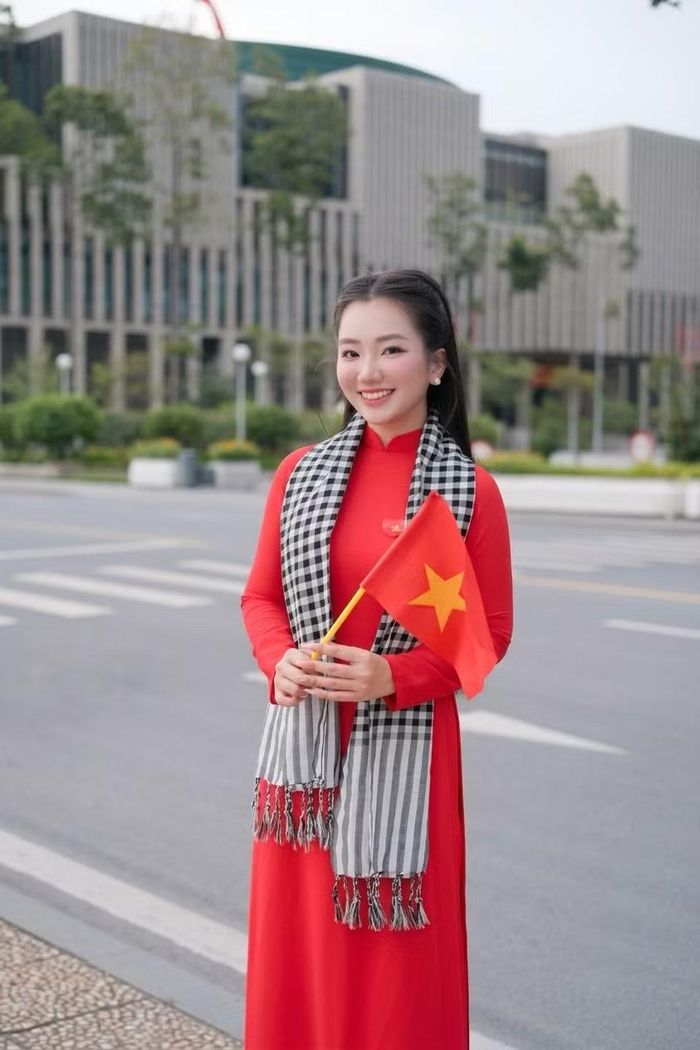 Với Kiều Trinh, đây không đơn thuần là một bộ ảnh kỷ niệm, mà là thể nghiệm sâu sắc về giá trị của độc lập, hòa bình và trách nhiệm của thế hệ trẻ hôm nay.