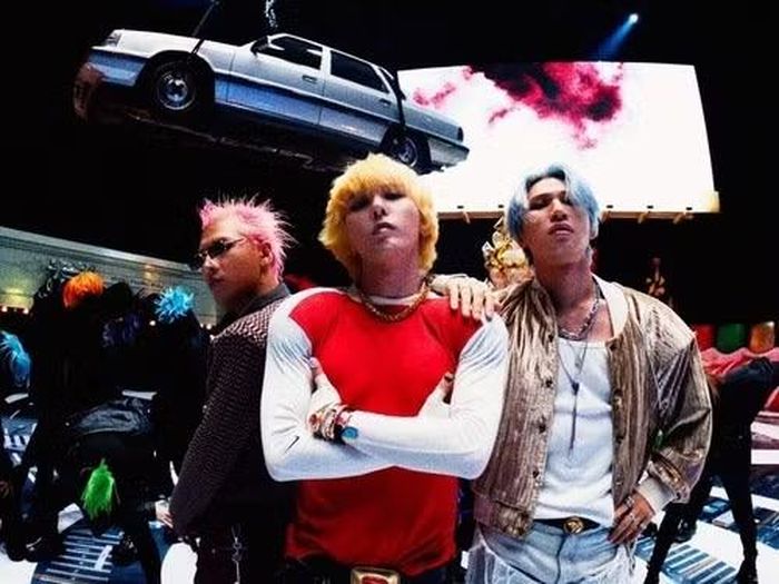 BIGBANG bất ngờ chỉ đứng vị trí thứ hai, sau RESENE trong bảng xếp hạng Instiz. Nhóm đã vươn thẳng lên vị trí số 1 trên bảng xếp hạng "Top 100" của Melon ngay khi vừa ra mắt và đứng đầu bảng xếp hạng ngày với đĩa đơn tái xuất kỷ niệm 20 năm mang tên 'BiiiG', vị trí mà ca khúc này vẫn đang duy trì. Lượt phát trực tuyến (streaming) cho toàn bộ các ca khúc của BIGBANG đã tăng vọt 333% trong tháng trước so với tháng liền kề trước đó.