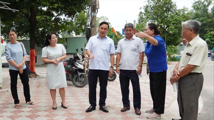 Lãnh đạo phường Thủ Đức, TPHCM thông tin đến người dân về việc đầu tư các tuyến đường trên địa bàn. ẢNH: PHƯƠNG UYÊN