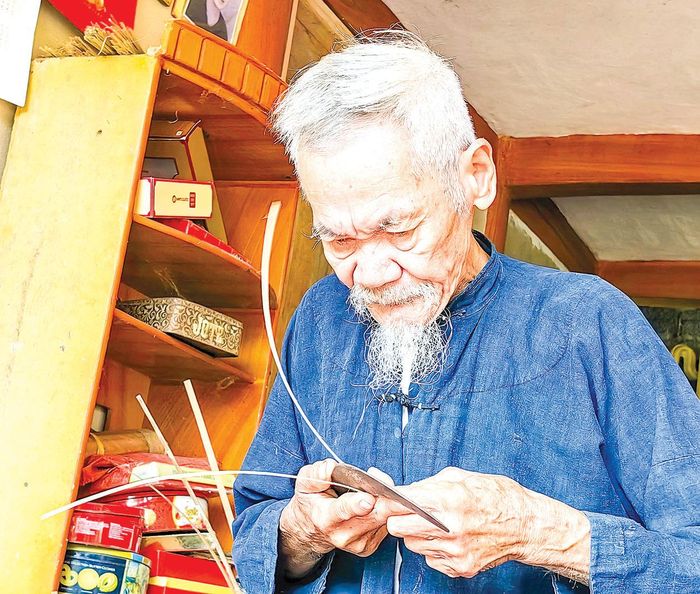  Cụ Hoàng Trung Ngọc vừa chẻ giang, vừa kể chuyện về ông Ké (ẢNH: UÔNG NGỌC) 