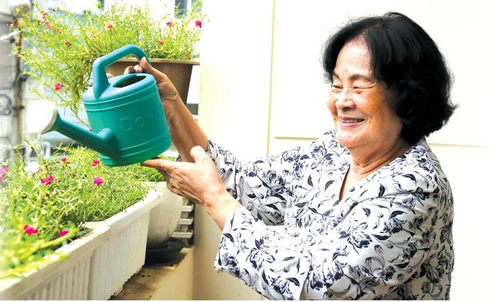  Anh hùng Lực lượng vũ trang nhân dân, Đại tá Nguyễn Thị Thảo tại tư gia (ẢNH: DIỄM MI) 