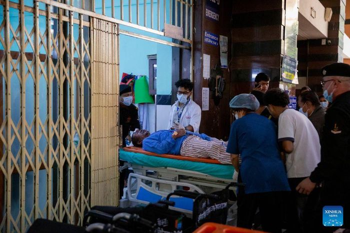 Đưa nạn nhân lũ quét đến bệnh viện ở Kathmandu. Ảnh: XINHUA