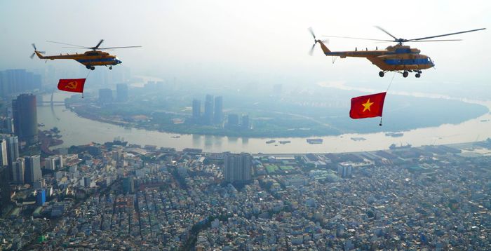  Cờ Tổ quốc, cờ Đảng tung bay trên bầu trời ngày 30-4. Ảnh: THANH CHIÊU 
