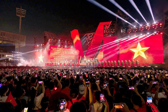  Concert "Tổ quốc trong tim" tạo nên một không gian kết nối nhiều thế hệ bằng niềm tự hào Việt Nam. ẢNH: BTC 