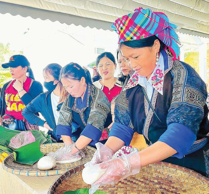  Phụ nữ xã Mường Kim, tỉnh Lai Châu làm bánh dày trong dịp Tết Độc lập (ẢNH: UÔNG NGỌC) 