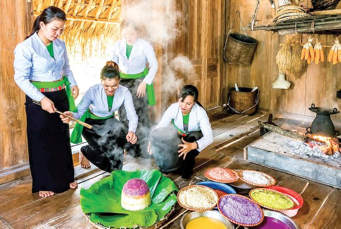  Phụ nữ Mường tỉnh Phú Thọ chuẩn bị xôi ngũ sắc cho mâm cỗ “Mồng Hai” (ẢNH: UÔNG NGỌC) 