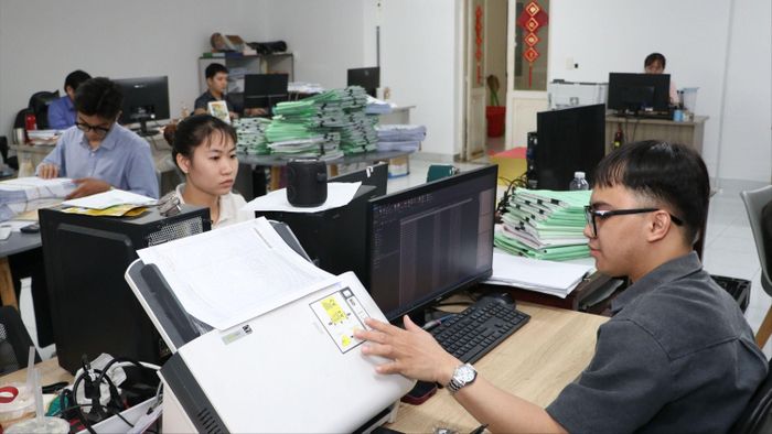  Nhân viên Văn phòng Đăng ký đất đai TPHCM số hóa hồ sơ nhà đất. Ảnh: NGÔ BÌNH 
