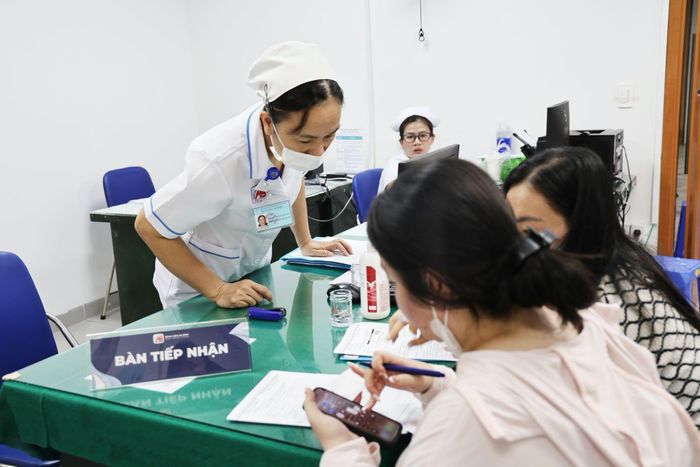  Bác sĩ Bệnh viện An Bình tiếp đón người dân khám sức khỏe 