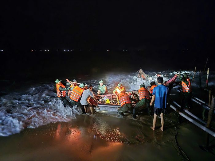  Kéo thuyền bị đánh chìm vào bờ tại khu vực thôn Mỹ Thủy, xã Mỹ Thủy, tỉnh Quảng Trị 